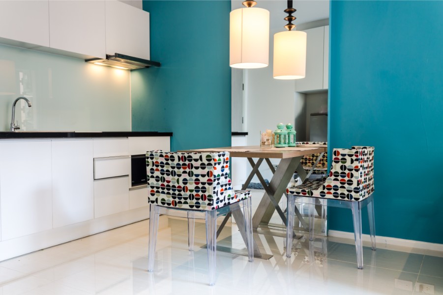 https://www.paintzen.com/wp-content/uploads/2017/12/teal-accent-wall-kitchen-paintzen.jpg